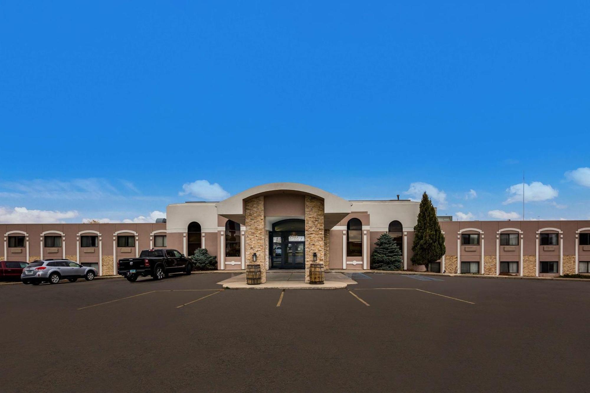 Hotel Revel Minot Exterior foto
