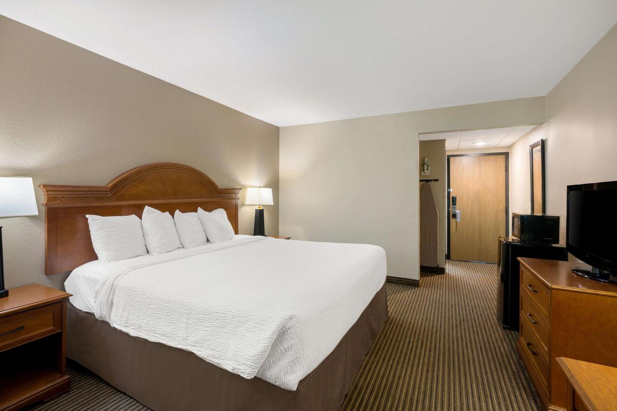 Hotel Revel Minot Exterior foto